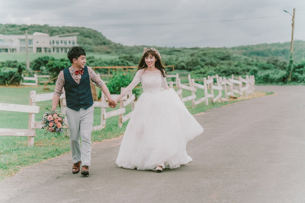 Taiwan Pre-Wedding Photoshoot Quiet Neighbourhood Rooftops Countryside Beach by  on OneThreeOneFour 21