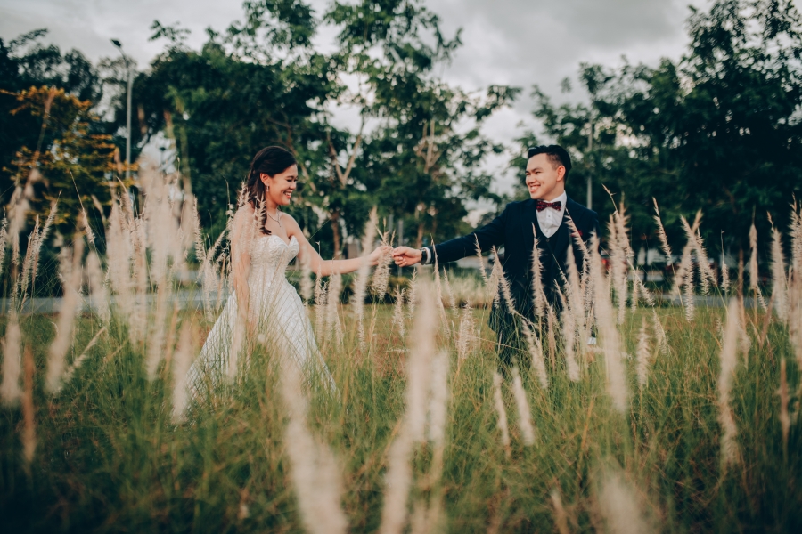 Singapore Pre-Wedding Photoshoot At Seletar Airport And Colonial Houses by Chia on OneThreeOneFour 24