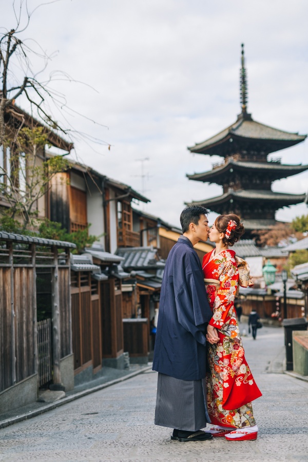 Japan Kyoto Autumn Higashiyama Kimono Prewedding Photoshoot by Shu Hao on OneThreeOneFour 40