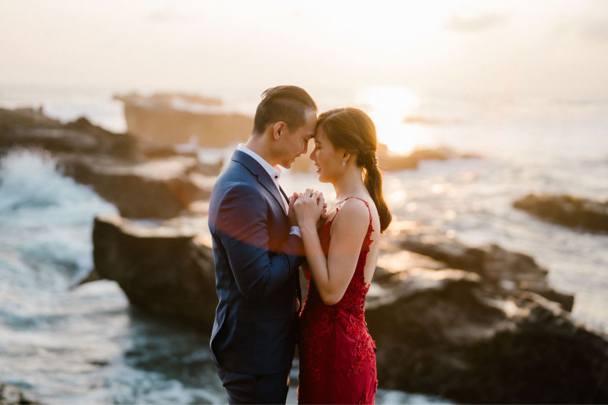 巴厘島婚纱拍攝：在平甘村、萬壽菊花田、布蘭辛加瀑布和孟寧海灘。 by Cahya on OneThreeOneFour 42