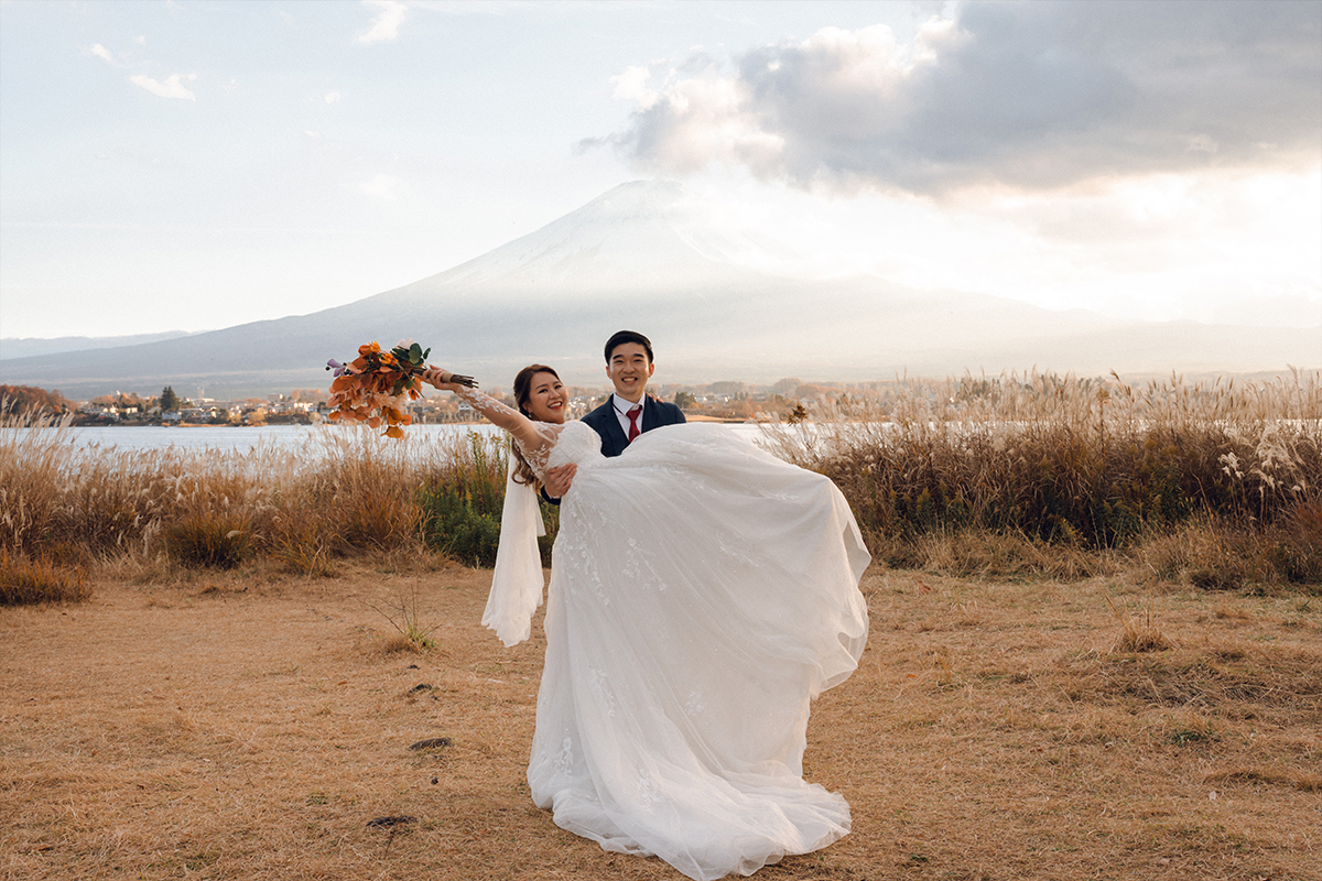 Autumn Maple Leaves Pre-Wedding Photoshoot in Mount Fuji  by Dahe on OneThreeOneFour 19