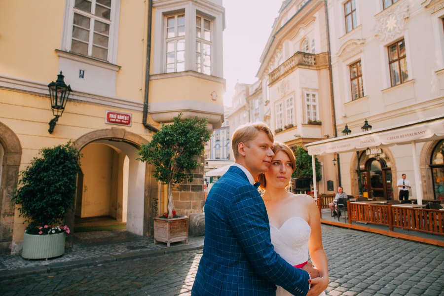 Prague Pre-Wedding Photoshoot At Old Town Square And Charles Bridge  by Nika  on OneThreeOneFour 4