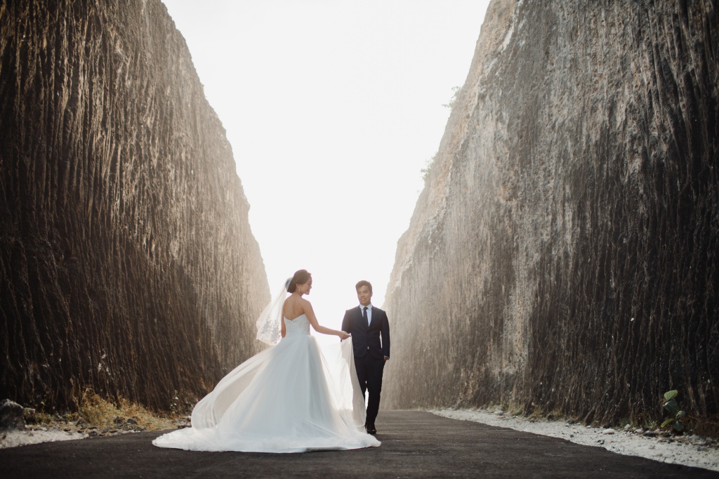 峇里島婚紗拍攝 - Tamblingan湖泊和大石岩石懸崖 by Hendra  on OneThreeOneFour 17
