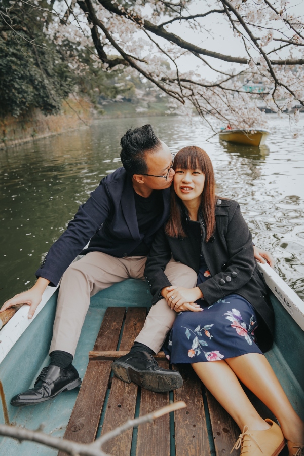 S&X: Tokyo Cherry Blossoms Engagement Photoshoot on a Boat Ride at Chidori-ga-fuchi Moat by Ghita on OneThreeOneFour 5