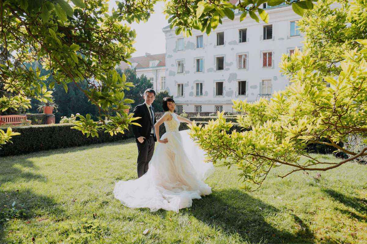 布拉格婚前拍攝：舊城廣場和查理大橋，伏亞諾維花園 by Nika on OneThreeOneFour 14