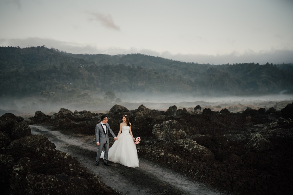 Bali Pre-wedding with Balinese Temple, Chapel and Mountain Scenes by Hendra on OneThreeOneFour 1