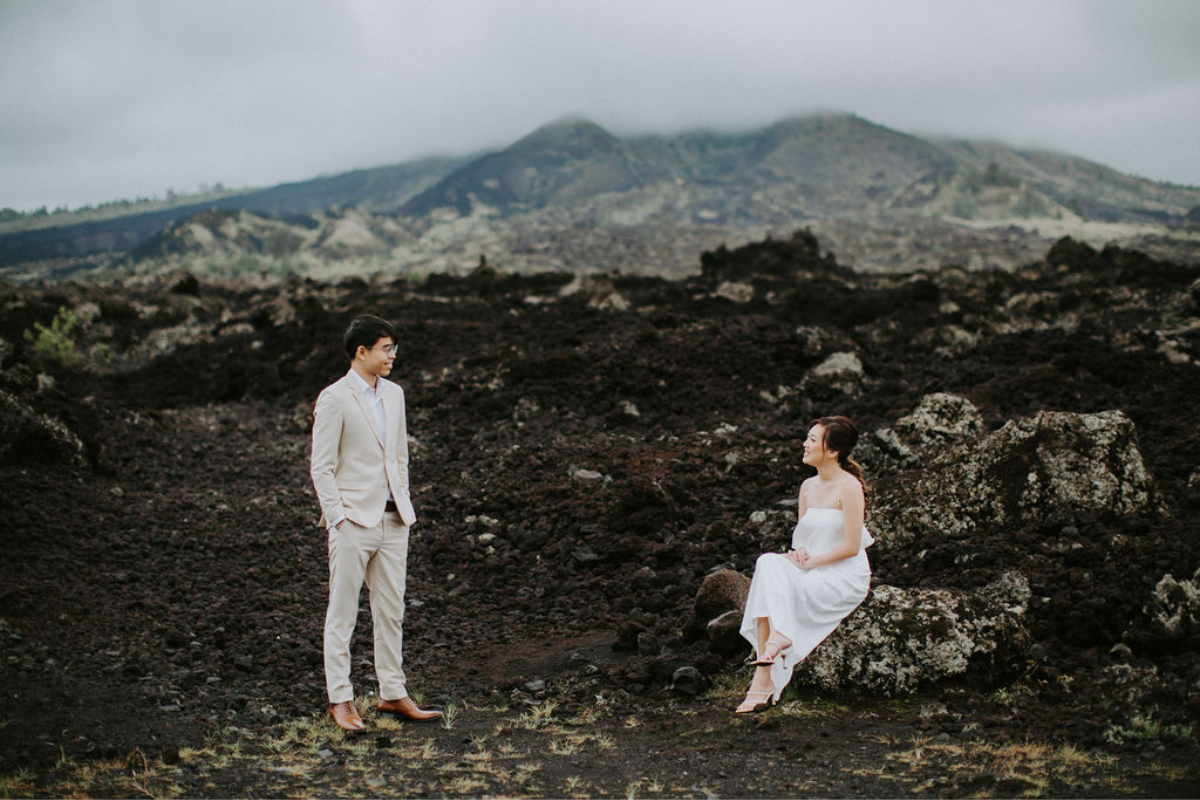 巴厘島婚纱拍攝：巴都爾火山熔岩地、季節性的萬壽菊花田以及巴朗岩壁和海灘 by Cahya on OneThreeOneFour 1