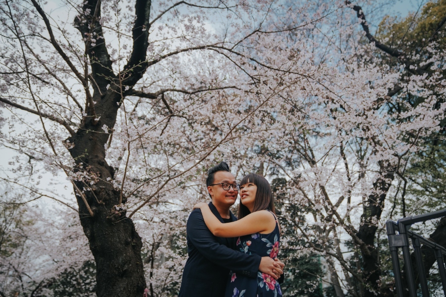 S&X: Tokyo Cherry Blossoms Engagement Photoshoot on a Boat Ride at Chidori-ga-fuchi Moat by Ghita on OneThreeOneFour 22
