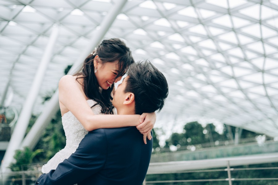 E&S: Modern pre-wedding at architectural wonder Changi Airport Jewel by Cheng on OneThreeOneFour 22