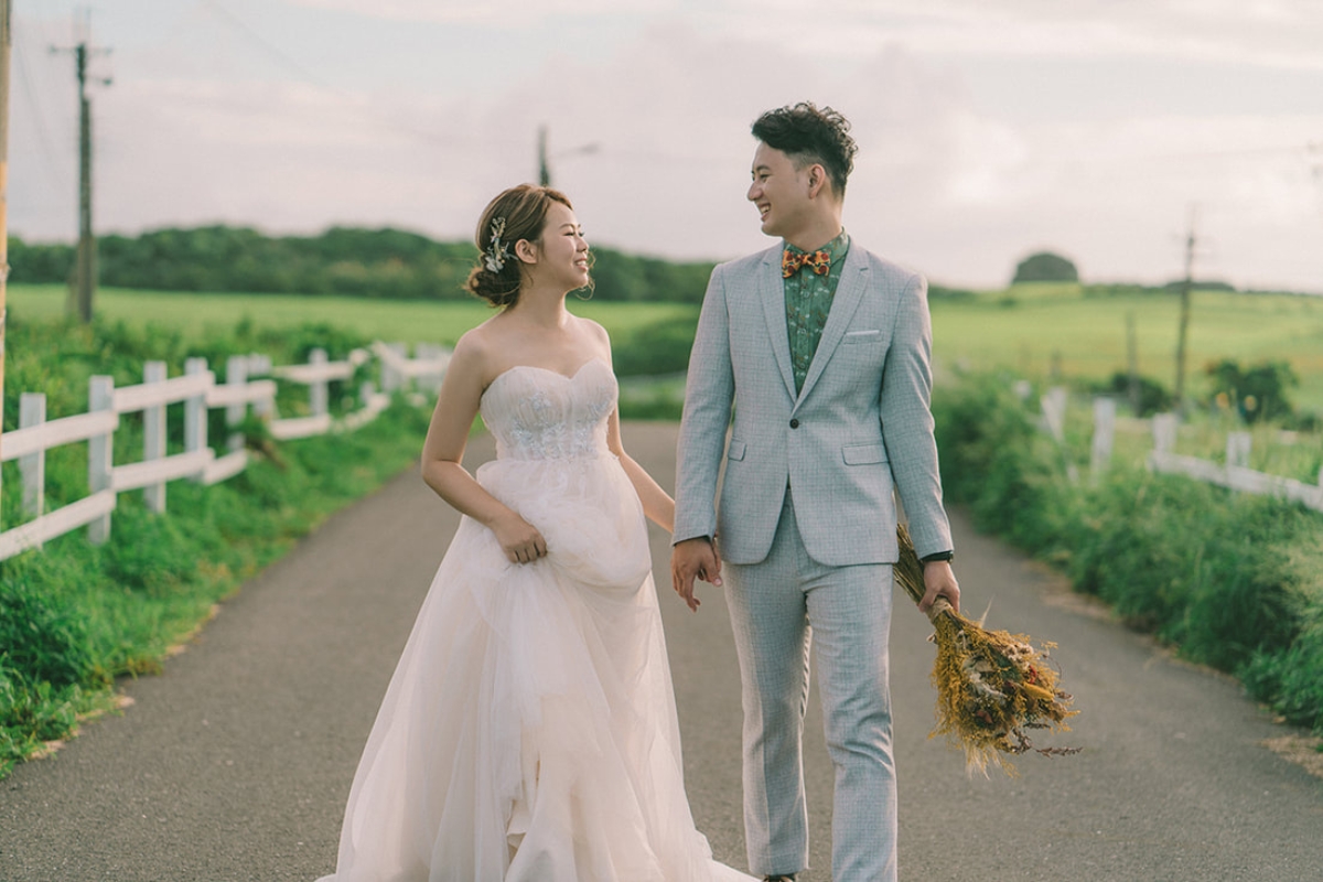 Taiwan Pre-Wedding Photoshoot Green Fields Silvergrass Sea Car Fairy Lights by  on OneThreeOneFour 10