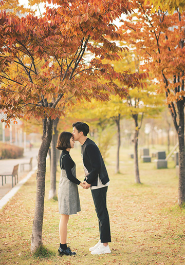 Korea Autumn Casual Couple Photoshoot At Songdo Central Park 