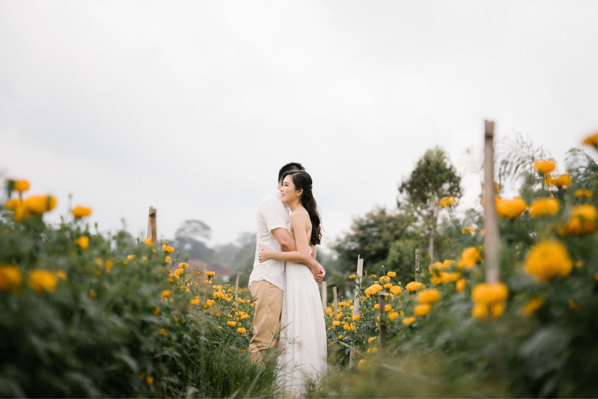 Bali Prewedding Photoshoot At Mount Batur Pinggan Viewpoint, Marigold Field, Pine Forest and nyanyi beach by Cahya on OneThreeOneFour 20