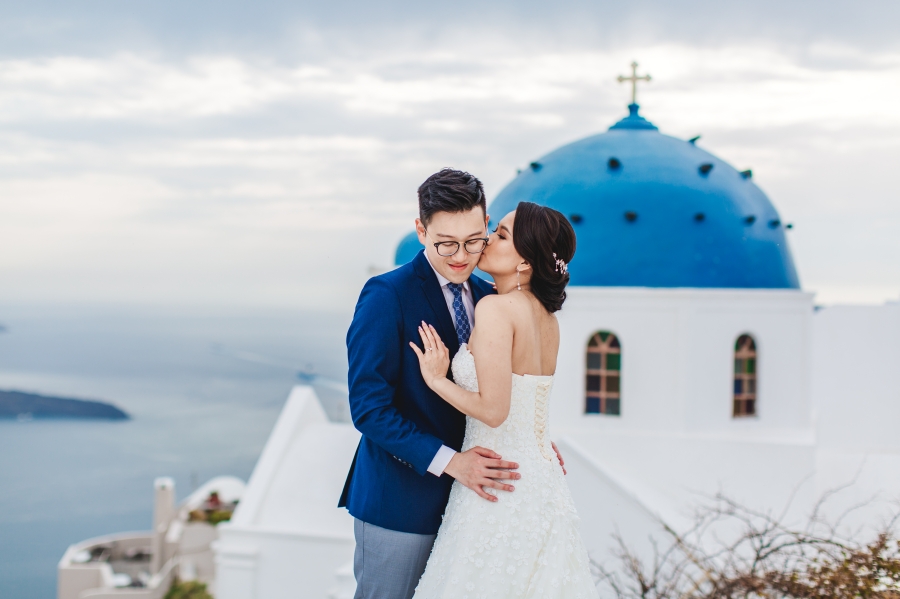 Santorini Pre-Wedding Photographer: Engagement Photoshoot In Oia During Sunset by Nabi on OneThreeOneFour 4