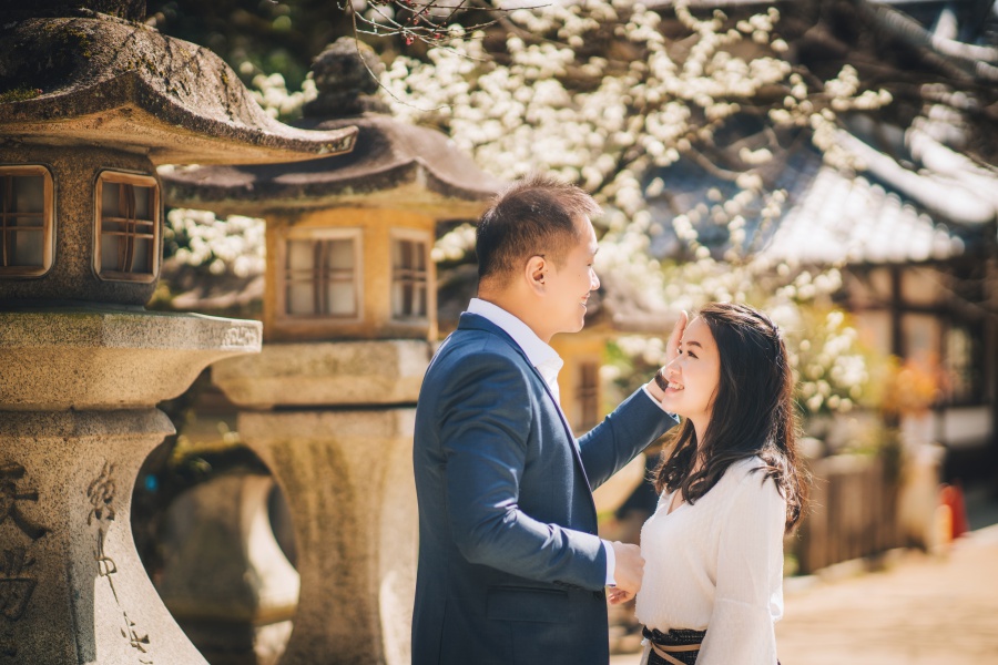 Japan Kyoto Pre-Wedding Photoshoot At Gion District  by Shu Hao  on OneThreeOneFour 16