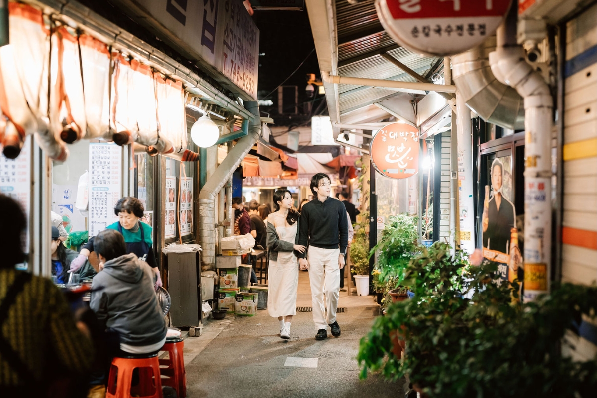 Seoul Autumn Pre-Wedding Photoshoot with Lotte World, Alpaca World, and Hongdae Streets by Jungyeol on OneThreeOneFour 28