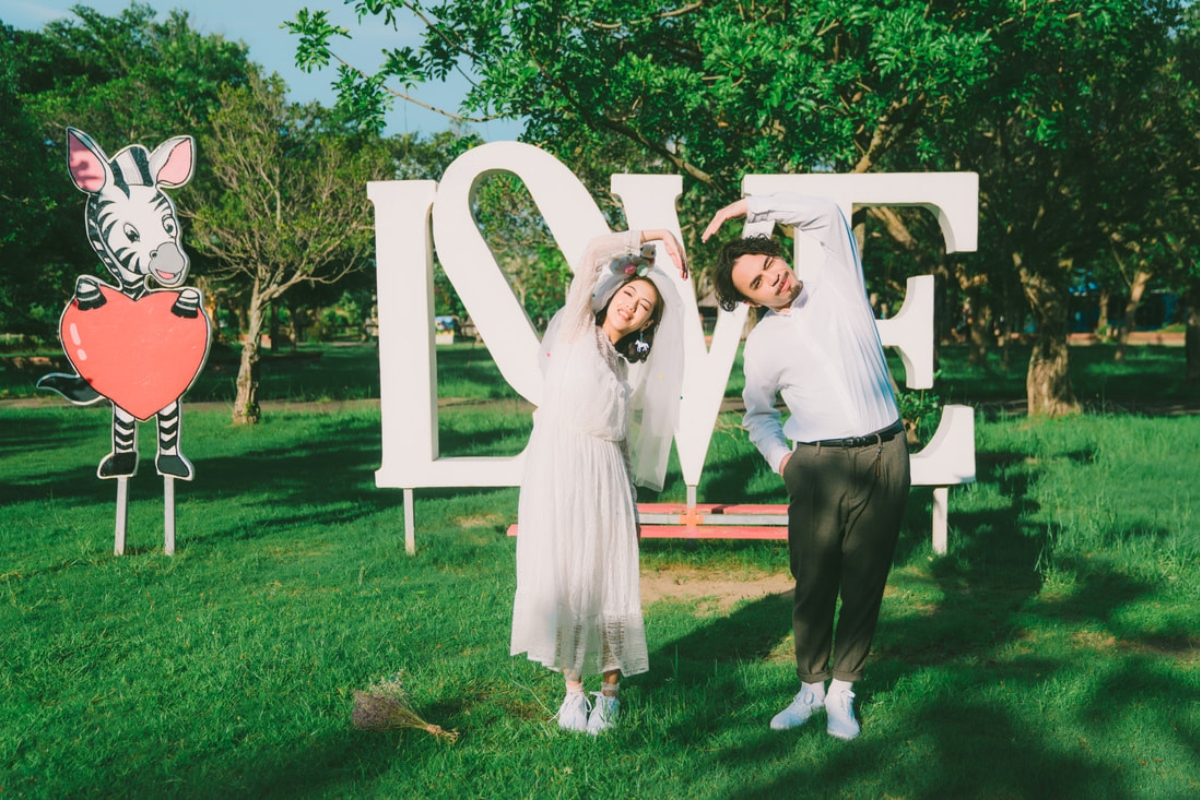 Taiwan Pre-Wedding Photoshoot Zoo Vintage Couple Outfit Streets Retro Vibes by  on OneThreeOneFour 16