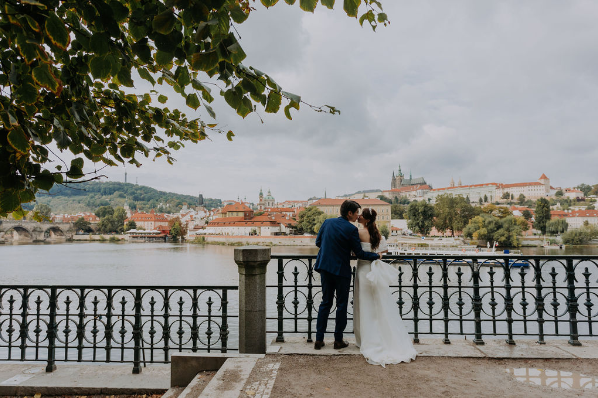 布拉格婚前拍攝地點包括舊城廣場、伏爾塔瓦河畔、伏亞諾維花園和華倫斯坦花園 by Nika on OneThreeOneFour 25