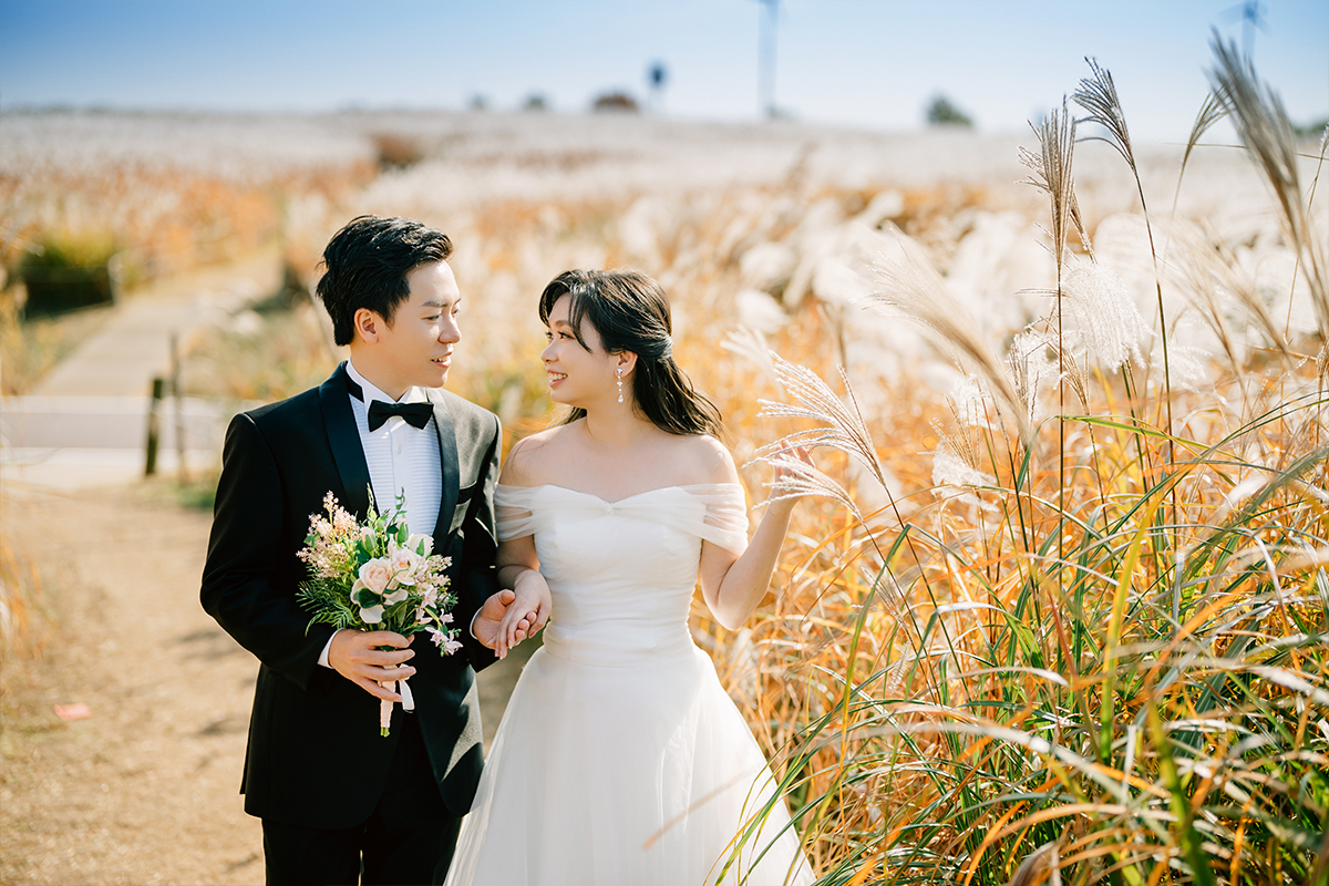 Korea Seoul Autumn Pre-Wedding Photoshoot with Silvergrass at Hanuel Park & Seonyudo Park by Jungyeol on OneThreeOneFour 12