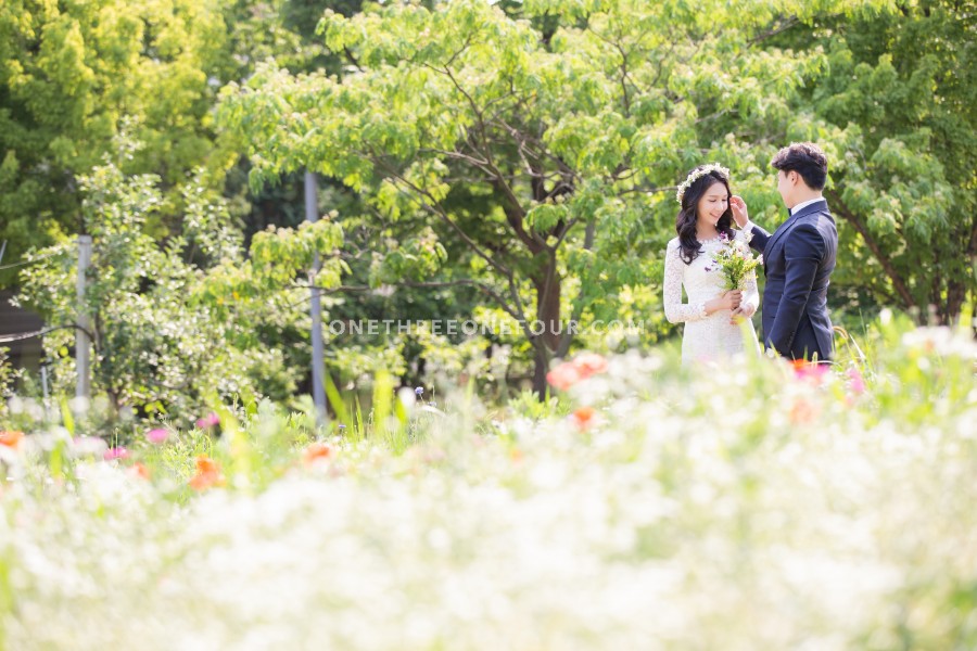 Gravity Studio Outdoor Park Pre-Wedding Photoshoot | Korean Studio Pre-Wedding by Gravity Studio on OneThreeOneFour 10
