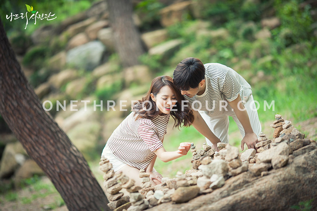 Korean Studio Pre-Wedding Photography: Forest (Outdoor) by Nadri Studio on OneThreeOneFour 12