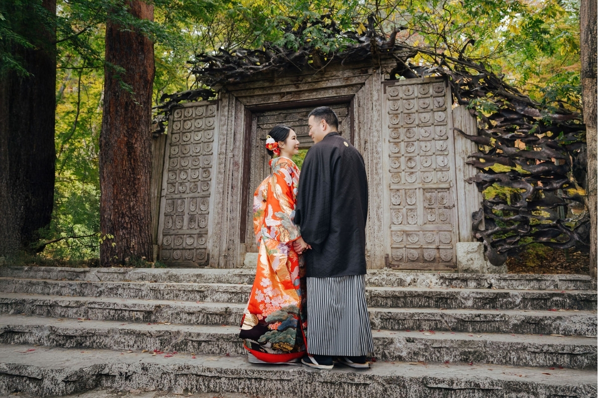 Tokyo Pre-Wedding Photoshoot with Former Yasuda Garden, Maple Corridor, and Chureito Pagoda by Dahe on OneThreeOneFour 5