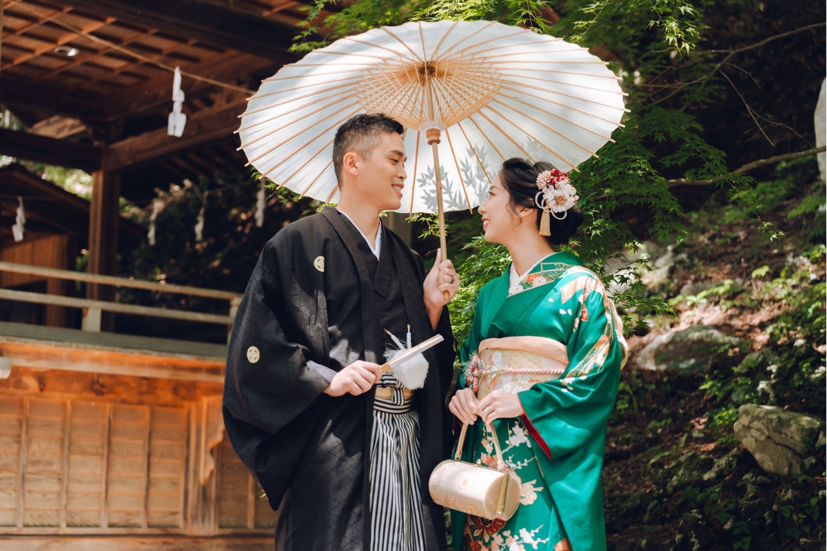 Tokyo Pre-Wedding Photoshoot with Chureito Pagoda, Lake Kawaguchiko, and Shinjuku by Dahe on OneThreeOneFour 3