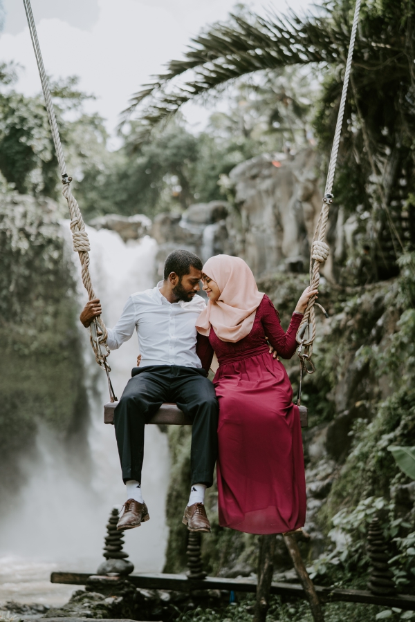 Bali Post-Wedding at Tegallalang Rice Terrace and Tegenungan Waterfall by Cahya on OneThreeOneFour 14