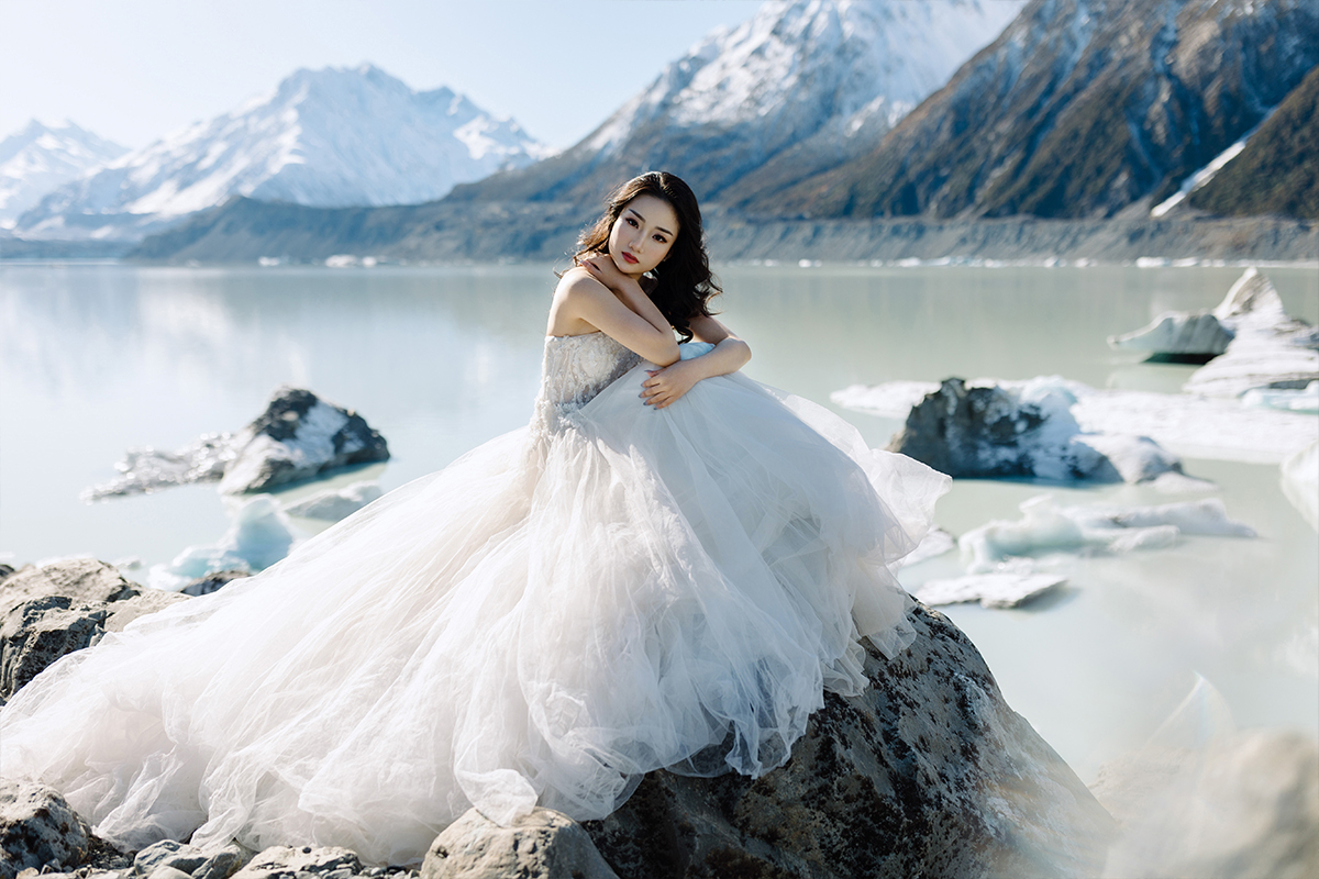 Dreamy Winter Pre-Wedding Photoshoot with Snow Mountains and Glaciers by Fei on OneThreeOneFour 10