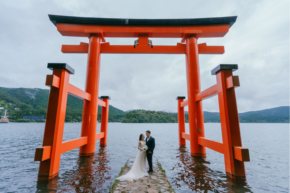 Tokyo Pre-Wedding Photoshoot with Nezu Shrine, Daikanzan Observation Deck, Lake Ashi, and Hakone Shrine by Dahe on OneThreeOneFour 19